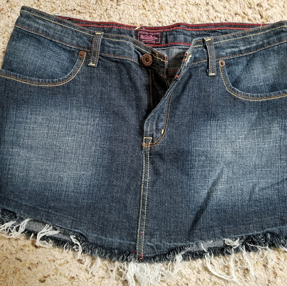 NWOT VonDutch frayed jean skirt size Medium.